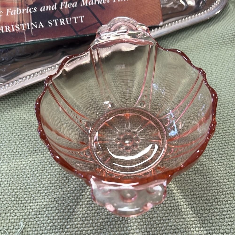 Oyster and Pearl Pink Depression 2-Handle Bon Bon Bowl by Anchor Hocking
